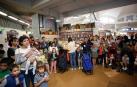 Un grupo de familias numerosas, en el Mercado del Ensanche, antes de comenzar sus compras.