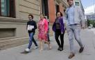 Desde la izquierda, Txema Mauleón, Marisa de Simón, Teresa Burgui y Carlos Guzmán, de I-E, llegando al Parlamento.