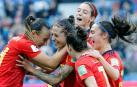 Dos penaltis alivian el debut de la selección española