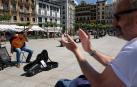 El paseante que camina sin prisa por esta plaza sin castillo descubre un lienzo de vidas. Un mundo de contrastes. Desde el cielo, se asemeja a una pantalla gigante donde la gente entra y sale. Así es un día cualquiera en su corazón