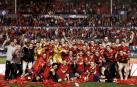 Osasuna recibe la Copa de campeón en El Sadar ante una afición entregada