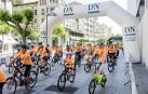 Pelotón naranja de paseo por Pamplona en el Día de la Bicicleta