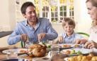 Una familia, durante la comida