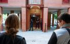 Policías custodian la vivienda de Aranjuez desde la que se produjo el tiroteo.
