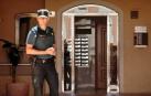 La Guardia Civil, en la puerta de la vivienda de Alboraia (Valencia) donde ha aparecido la joven muerta.