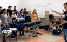 El profesor de saxofón y director de la 'Iruña Jazz Brass Band' dirige a personas con discapacidad auditiva, en el civivox Jus la Rocha.