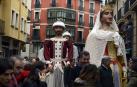 Imágenes del recorrido de los gigantes y cabezudos de Pamplona por San Saturnino