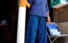 Maribel Tena, con el contenedor de cigarrillos y chicles.