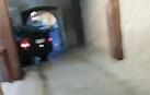 El coche, dentro del túnel, girando para salir a la plaza de los Fueros.