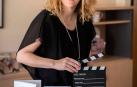 La pedagoga Leticia Garcés, con sus libros y una claqueta de cine. En junio presentará los cortometrajes de su proyecto 'Educar sin miedo'.