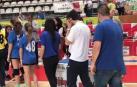 Las jugadoras del Uharte reciben la medalla de campeonas