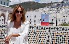 María Dueñas posa junto a su libro,durante su viaje a Tetuán.