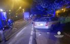 Tres personas han sido heridas leves después de que un camión golpeara el vehículo en el que se encontraban en la avenida de Navarra, en San Jorge (Pamplona). El camión chocó además con otros cinco coches que estaban aparcados, según informa la Policía Municipal.