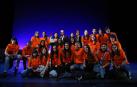 En la fila superior, con rosas en las manos y desde la izquierda, los tres autores: la ganadora, Maite Carranza; Fernando Lalana y Anna Manso, posando con alumnos organizadores del acto.