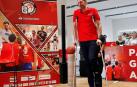 Pau Gasol con muletas, en el acto de presentación de la Pau Gasol Academy by Santander