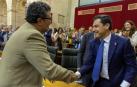 El presidente andaluz, Juanma Moreno, y el presidente andaluz de Vox, Francisco Serrano, tras la decisión de Vox de retirar la enmienda a la totalidad presentada a los presupuestos de 2019 del Gobierno de Andalucía.