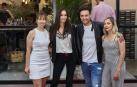 Edurne Senosiain ha abierto un nuevo salón de peluquería, en esta ocasión en la pamplonesa calle de Emilio Arrieta. Un excelente motivo para reunir a familiares, clientes y amigos en el nuevo espacio y compartir con ellos una fiesta de inauguración que contó con catering, música dj y un inmejorable ambiente.