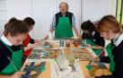 Las alumnas del Colegio Irabia-Izaga pintan junto al artista Juan Carlos Pikabea.