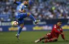 El defensa del Málaga Miguel Ángel Cifuentes chuta el balón ante el delantero argentino del Deportivo de La Coruña Matías Nahuel.