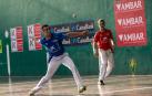 Joanes Bakaikoa se dispone a soltarle a la pelota en presencia de Unai Laso ayer por la tarde en el frontón de Zubiri.