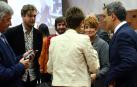 La socialista María Chivite (de espaldas), el pasado viernes en la UPNA y rodeada de Koldo Martínez (Geroa Bai), Maiorga Ramírez (Bildu), Mikel Buil (Podemos), Bakartxo Ruiz (Bildu) y Guzmán Garmendia (PSN).