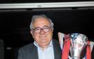 Luis Sabalza posa con el título de Segunda División.