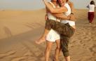 Maite Pinillos, en pleno desierto junto a su madre.