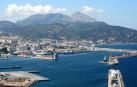 Detenidos 40 inmigrantes tras una batalla campal en el puerto de Ceuta