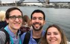 M. Fernando González Zalba, en el centro, fotografiado en Sidney con dos miembros de su equipo: Simon Schaal y la zaragozana Virginia Ciriano.