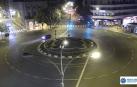 Choca contra una marquesina y un árbol en la avenida Baja Navarra de Pamplona