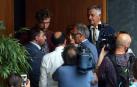 Unai Hualde, Manu Ayerdi y Koldo Martínez, de Geroa Bai, informan en mitad del receso cómo están las negociaciones con el PSN a Maiorga Ramírez, Bakartxo Ruiz y Adolfo Araiz, de EH Bildu.