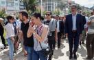 Los tres hijos de la víctima de la agresión que el pasado domingo costó la vida a un hombre de 61 años en San Sebastián, Azuri (c), Joaquín y Bérex Lancha, en una concentración ante el Ayuntamiento donostiarra.