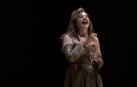 Lola Baldrich, copa de vino en mano, en una escena de El banquete.