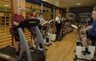 Un grupo de hombres y mujeres, el miércoles por la mañana haciendo cardio en el Club Coronario.