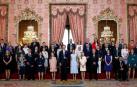 Felipe VI, junto a la reina Letizia, la princesa Leonor y la infanta Sofía, durante la foto de familia del acto de imposición de condecoraciones a ciudadanos de todas las comunidades autónomas