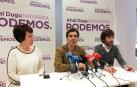 Eduardo Santos (en el centro), secretario general de Podemos Navarra, acompañado de los parlamentarios Ainhoa Aznárez y Mikel Buil.