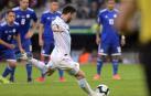 Lionel Messi anota de penalti.
