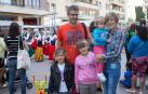 Un año más las asociaciones de comerciantes y el consistorio pamplonés han puesto en marcha la campaña 'Comercio hace ciudad' que busca dinamizar el comercio local a través de actividades de animación en las calles. En total, se han programado más de 60 actividades en los diferentes barrios de Pamplona. ¡Click! se acercó hasta la plaza Monasterio de Azuelo de San Juan donde hubo hinchables, chocolatada, reparto de flores y dantzas.