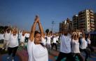 Un saludo al sol mundial en el Día Internacional del Yoga