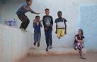 Yoana Irigaray, sentada, mira cómo juega Bamba, el niño más cercano a ella, y unos amigos durante su estancia en el Sáhara.