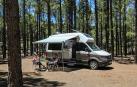 Una furgoneta XXL de tipo camper basada en la VW Crafter. Mide seis metros de longitud y llega al mercado con comodidades novedosas como un cuarto de baño con ducha, además de cocina.