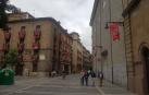Voluntarios colocaron ayer pendones en el recorrido de la procesión de mañana.