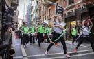 El grupo Batu Klang animando con su percusión las calles del Casco Antiguo.