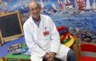 Carlos Bardají Pascual, jefe del servicio de Cirugía Pediátrica del CHN, posa en la ludoteca del hospital, donde estudian y juegan los niños ingresados.