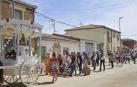 La Virgen siendo transportada a la laguna seguida de todos los asistentes a la fiesta.