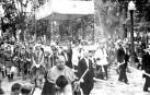 La procesión del Corpus, en 1941, al paso del palio por el Bosquecillo.