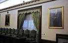 Maya recoloca en el salón de plenos el retrato del rey que cambió Asiron