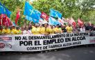 Casi medio millar de personas, entre ellas trabajadores de Alcoa, durante la manifestación.