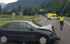 Uno de los dos vehículos accidentados, cruzado en la carretera.