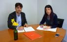 Pablo Azcona y Mertxe Leranoz, en la firma de un convenio por las políticas de igualdad.